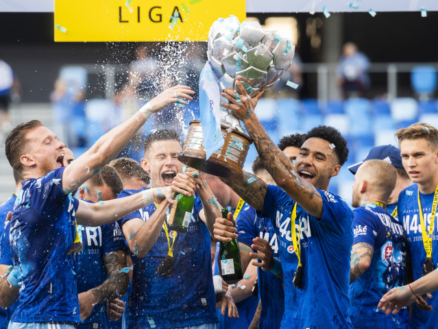 Futbalisti ŠK Slovan sa tešia zo zisku majstrovskej trofeje.
