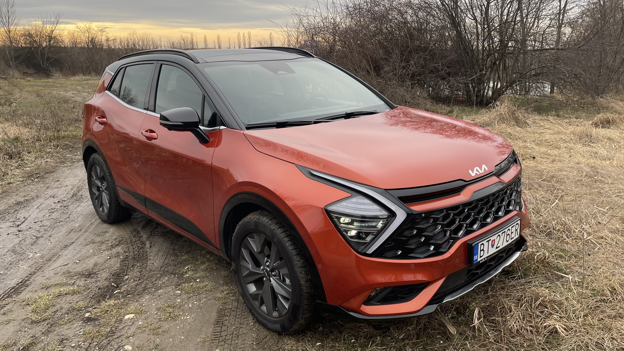 Kia Sportage spredu zaujme najmä výraznými "bumerangovými" dennými LED svetlami.
