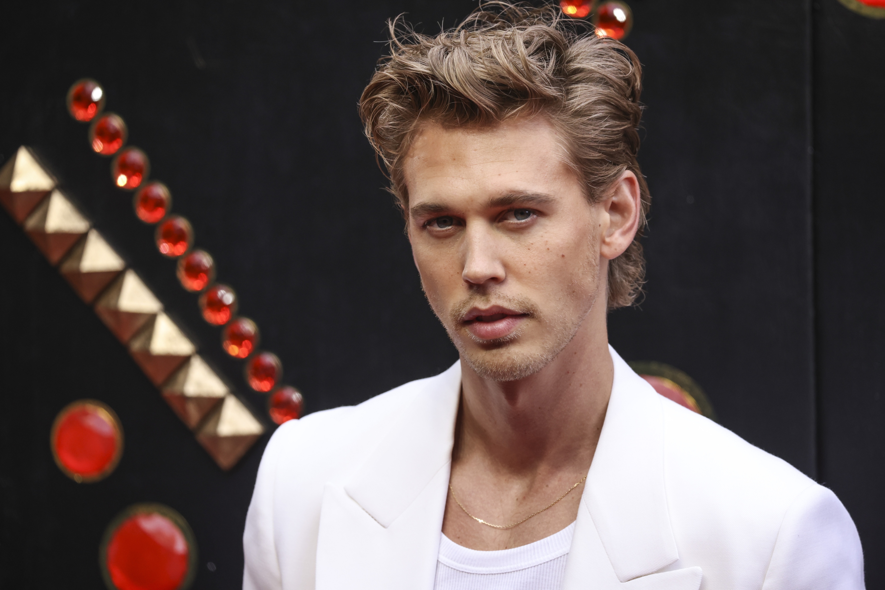 Herec Austin Butler stvárnil legendárneho kráľa rock'n'rollu Elvisa Presleyho.