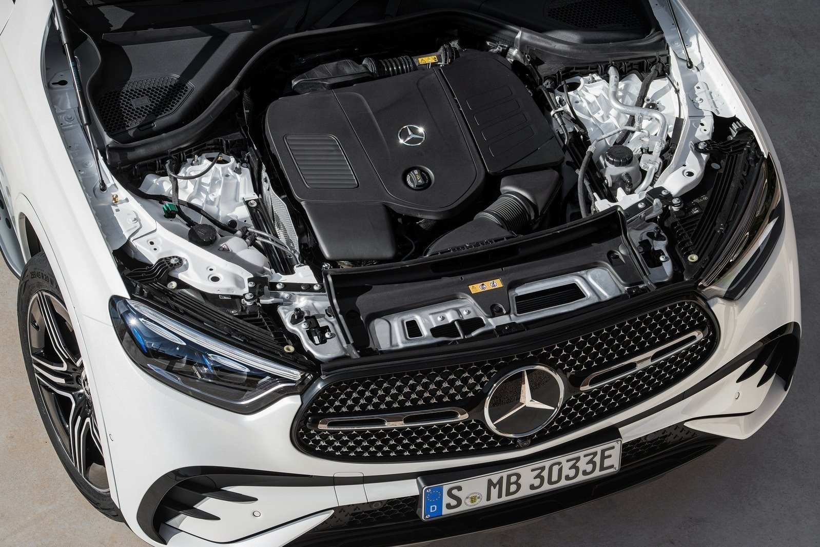 Najväčšou novinkou sú tri plug-in hybridné verzie, z toho jedna naftová. Spája ich elektromotor s výkonom  100 kW a batéria s kapacitou až 31,2 kWh, ktorá stačí na bezproblémový dojazd do vzdialenosti až 100 km.