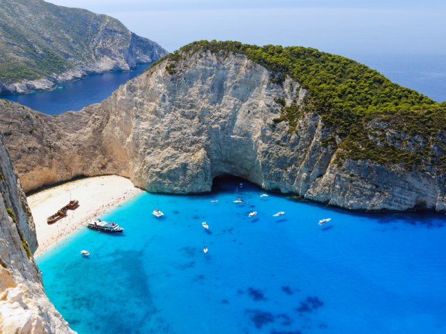 Grécky ostrov Zakynthos a jeho najznámejšia pláž Navagio.