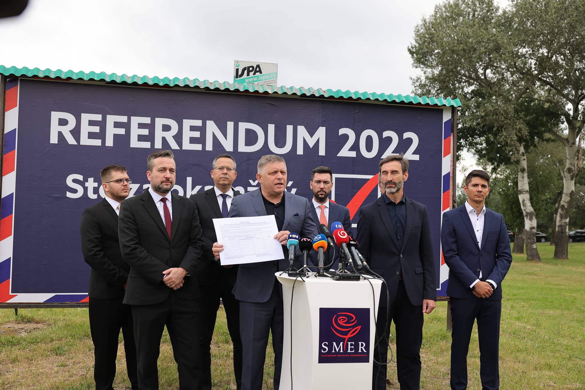 Predseda Smeru Robert Fico (uprostred) spolu s členmi strany oznamuje zber podpisov pod referendum, 10. júna 2022