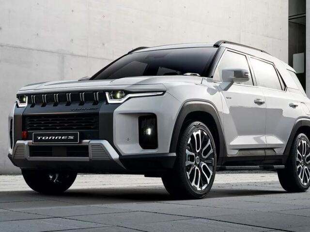 SsangYong Torres má byť veľmi schopným SUV v teréne. Aj preto láka drsnými tvarmi. Dizajnom prednej časti ale tak trochu pripomína Jeep a Mitsubishi.