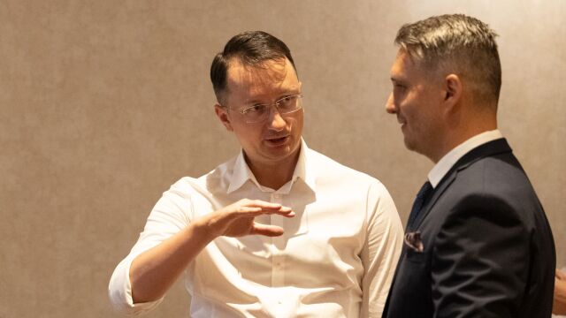 Spisovateľ  Jozef Karika (vľavo) v rozhovore s generálnym riaditeľom vydavateľstva Ikar Merekom Némom..