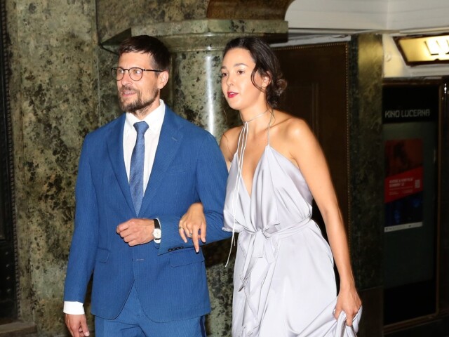 Juraj Loj prichádza s kolegyňou Vandou Chaloupkovou