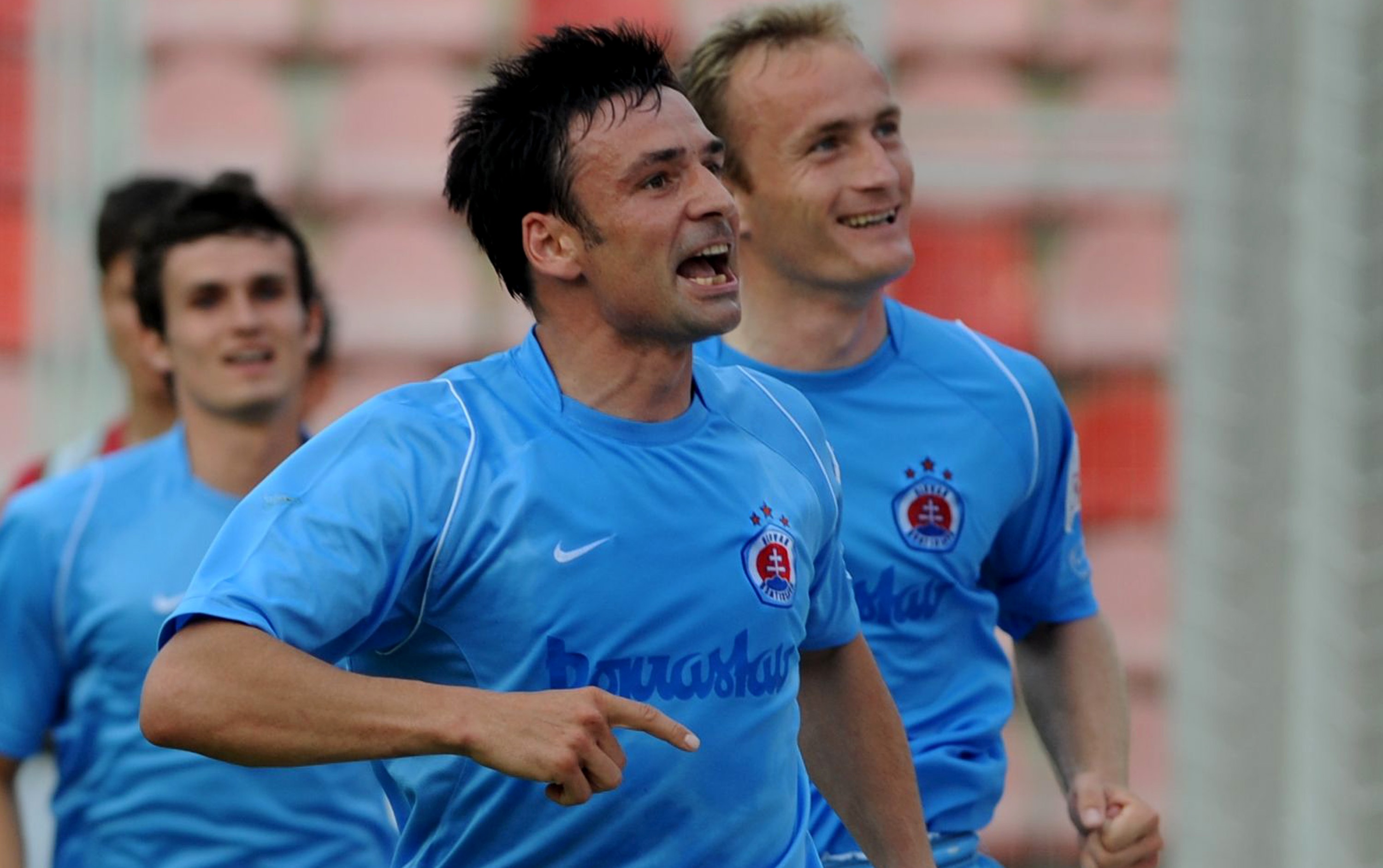 Samuel Slovák opustil Slovensko v roku 1997, keď odišiel zo Slovana do CD Tenerife. Po kratších zastávkach v Liberci a Norimbergu obliekal od roku 2006 opäť dres bratislavského Slovana, kde v roku 2010 kariéru aj ukončil.