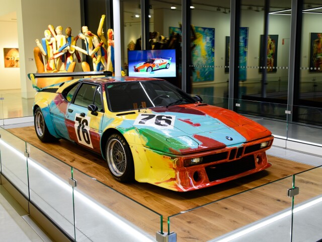 BMW M1 Art Car by Andy Warhol vzniklo v roku 1978. Odvtedy sa stalo hviezdou mnohých svetových galérií. Jeho cena je v podstate nevyčísliteľná. Aj preto ostáva majetkom BMW.