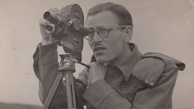 Dežo Hoffmann ako vojnový kameraman.