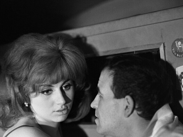 Tango pre medveďa Stanislava Barabáša je satira na reálny socializmus. Z filmovej distribúcie ju stiahli po roku 1970.