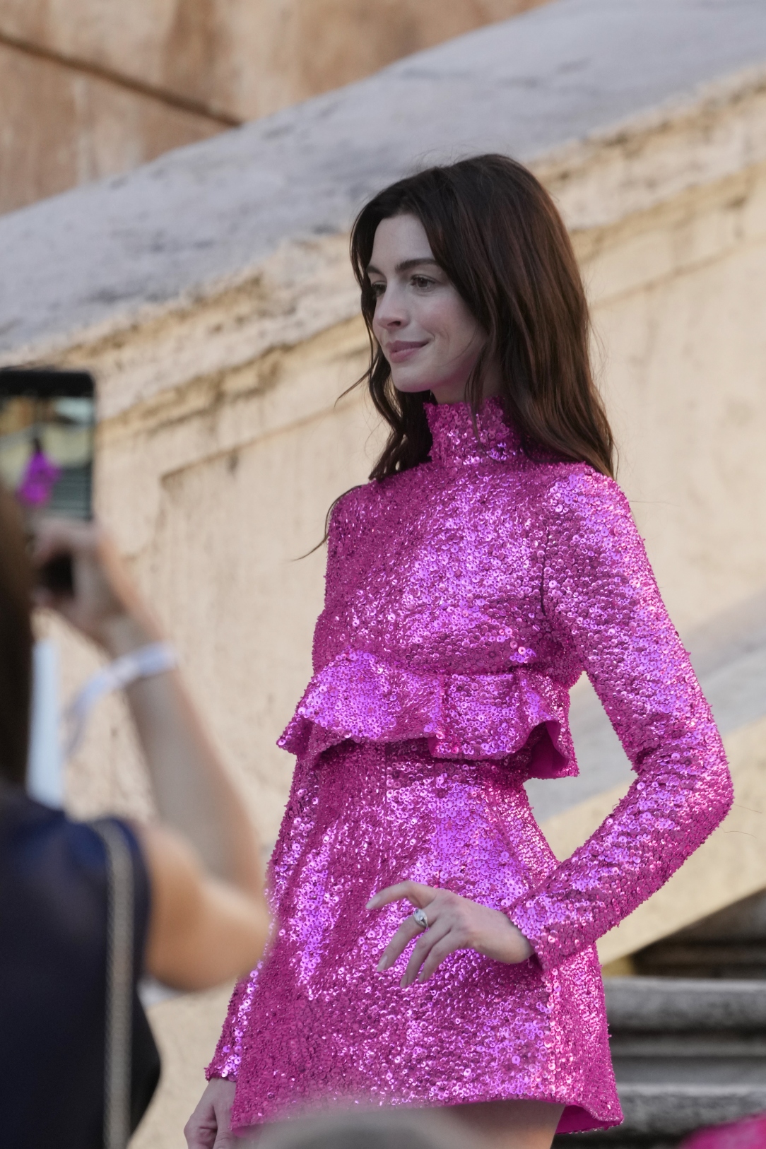 Herečka Anne Hathaway preds štartom šou Valentino Haute Couture Jeseň/Zima 2022-23.