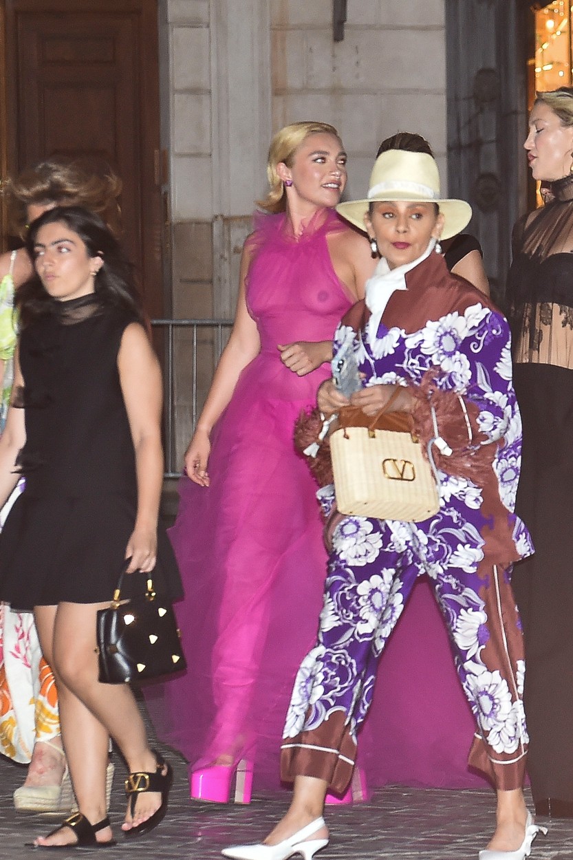 Herečka Florence Pugh odchádza z prehliadky šou Valentino Haute Couture v Ríme. Oblečená v priehľadných ostroružových šatách.