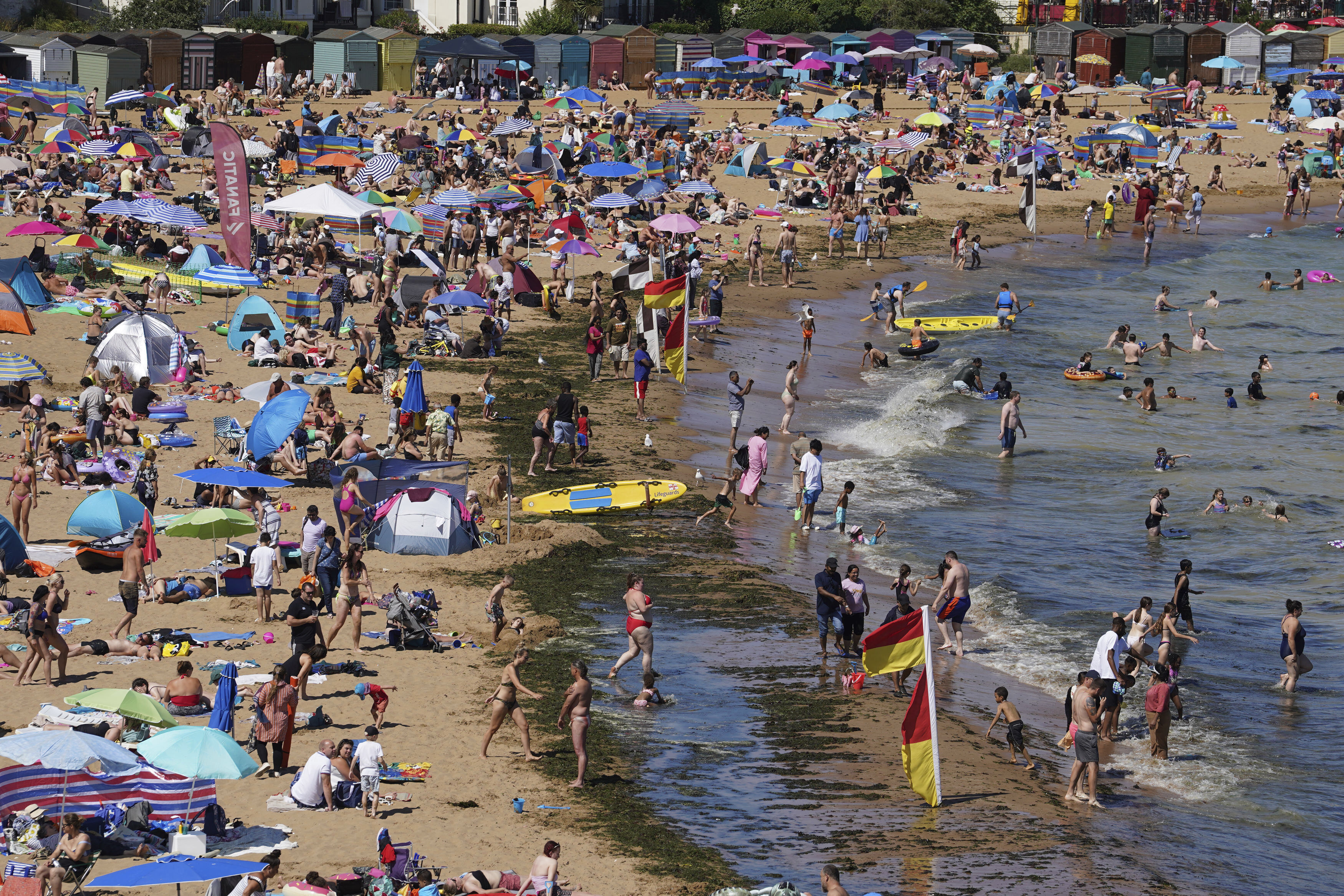 Ľudia na pláži v meste Broadstairs vo východnom Kente v Anglicku. 16. júl 2022