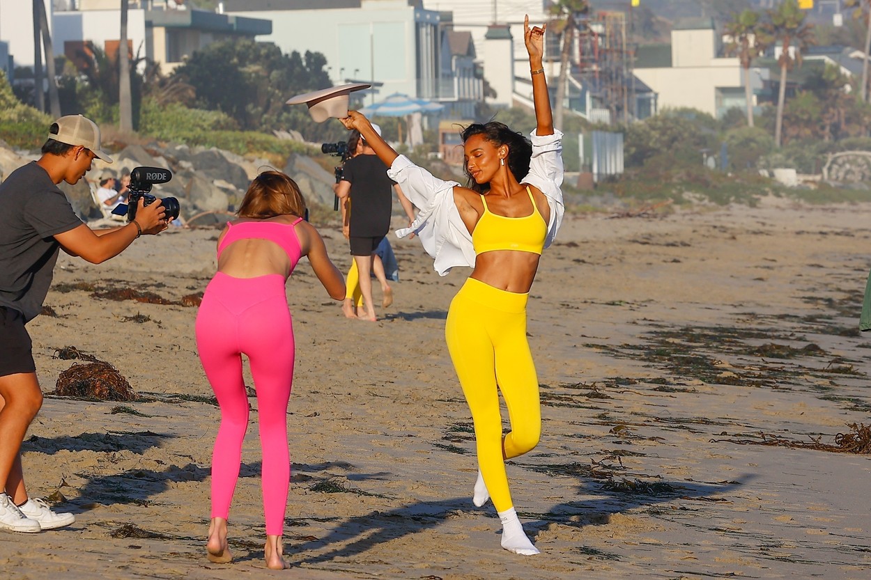 Topmodelka Jasmine Tookes sa počas fotenia na pláži v Malibu predvádzala pred objektívom.