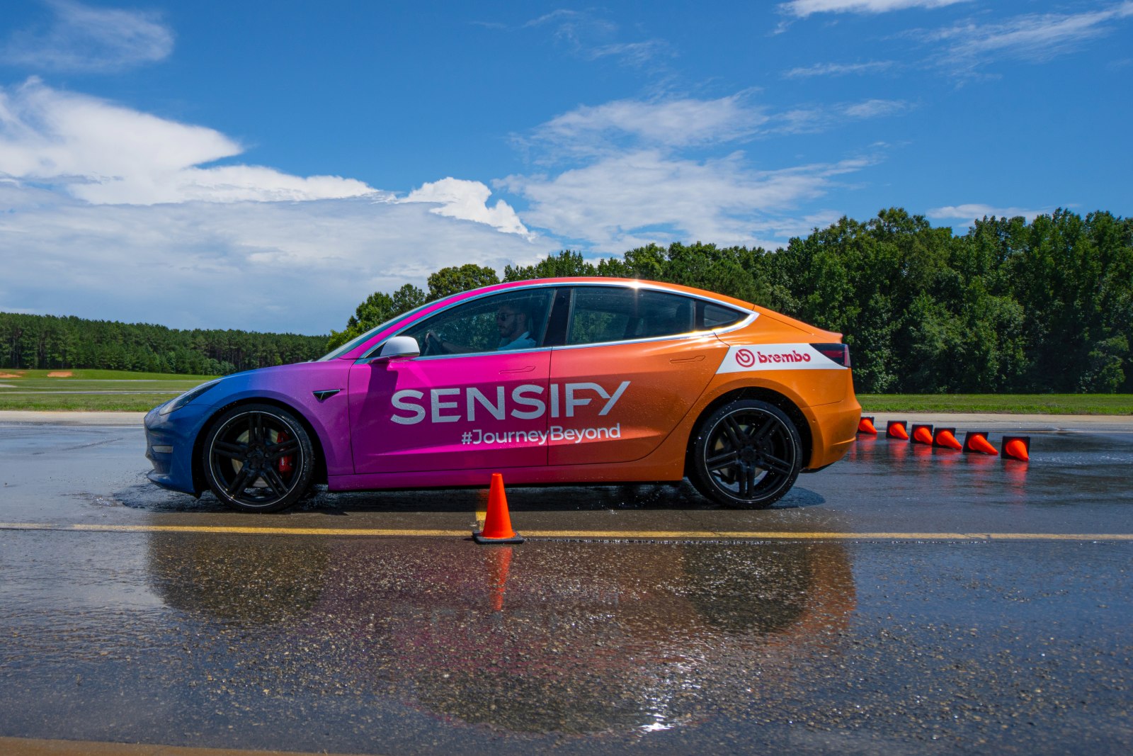 Brembo predviedlo revolučné brzdy Sensify na Teslách 3 a S. Novinári boli ich prácou uveličení.