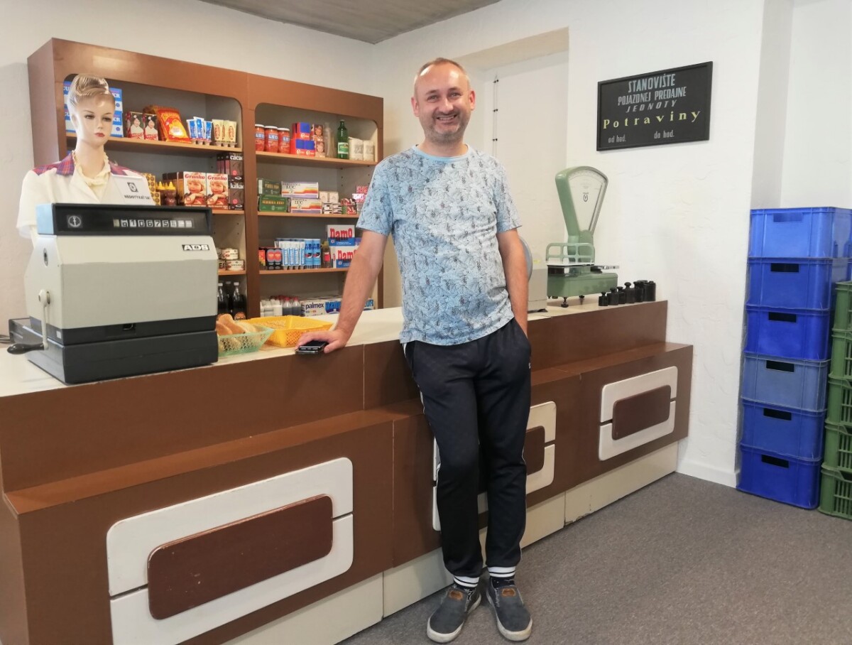 Michal Dobiaš v expozícii retro obchodu