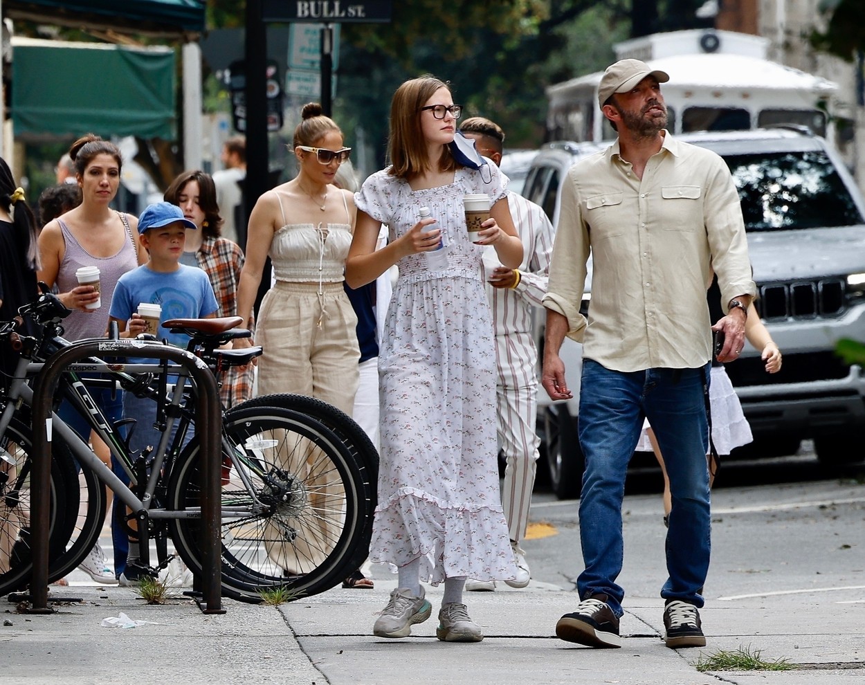 Herec Ben Affleck s najstaršou dcérou a v pozadí speváčka Jennifer Lopez držiac za ruku Benovho syna Samuela kráčajú centrom mesta Savannah.