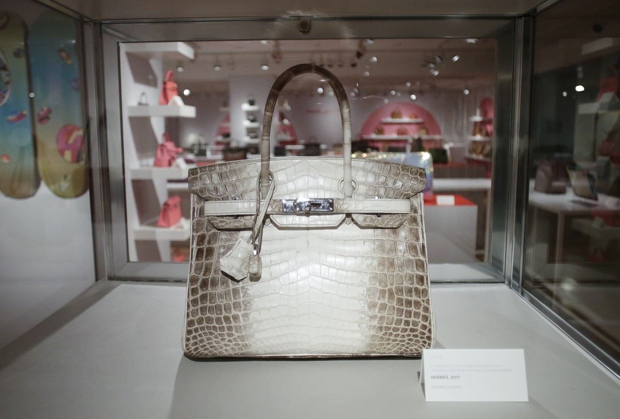 Kabelka Diamond Himalaya Birkin Bag od francúzskej značky Hermes na zábere z roku 2019. Poznámka: nejde o rovnaký model, ktorý bol vydražený v roku 2022, ale model z limitovanej sérii.