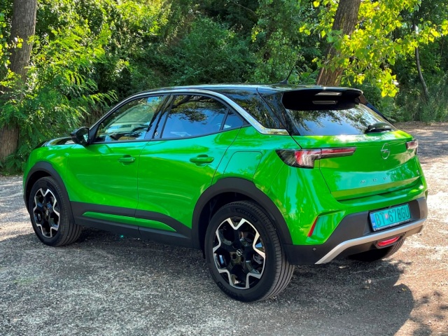 Kratučké previsy dávajú Mokke veľmi dynamický vzhľad. Chýbajúci výfuk a logo e, sú zas jasnými znameniami, že ide o elektromobil.