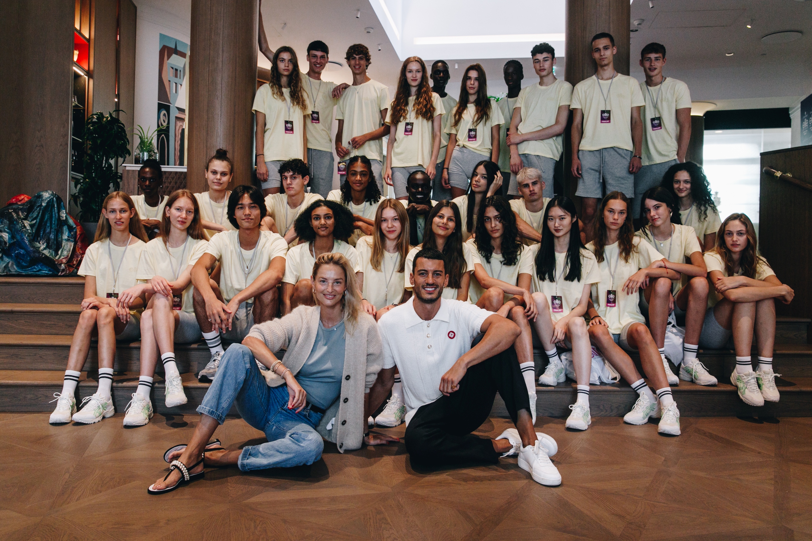 Finalisti svetového finále súťaže Elite Model Look 2022 so svojimi mentormi (v popredí) Michaelou Kocianovou a Rubenom Rua.