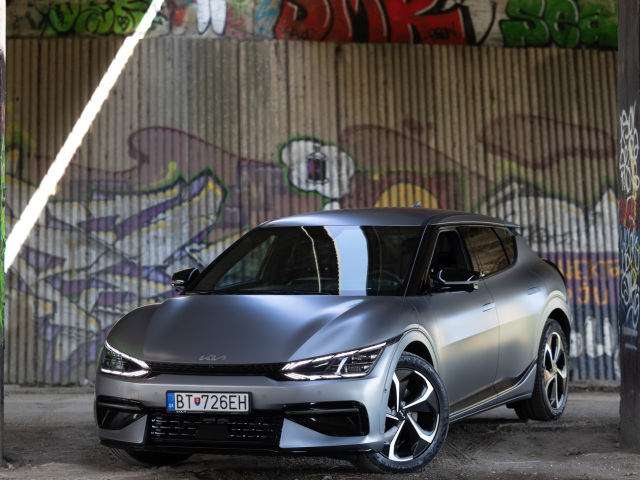 Kia EV6 pôsobí veľmi inovatívne. Vzdala sa síce „tigrieho nosu“, no zato má celú „tigriu tvár“. Denné diódy matrixových svetiel totiž evokujú oči tejto šelmy.