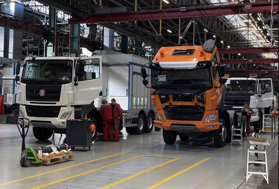 Požiar v hale Tatry Trucks hasili nielen hasiči Tatry, ale aj krajskí a dobrovoľní požiarnici.