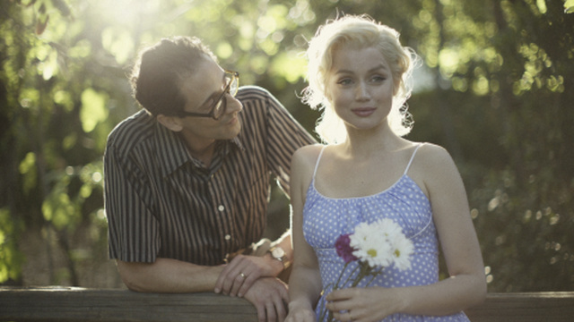 Herečka Ana de Armas ako Marilyn Monroe a Adrien Brody ako Arthur Miller vo filme Blonde.
