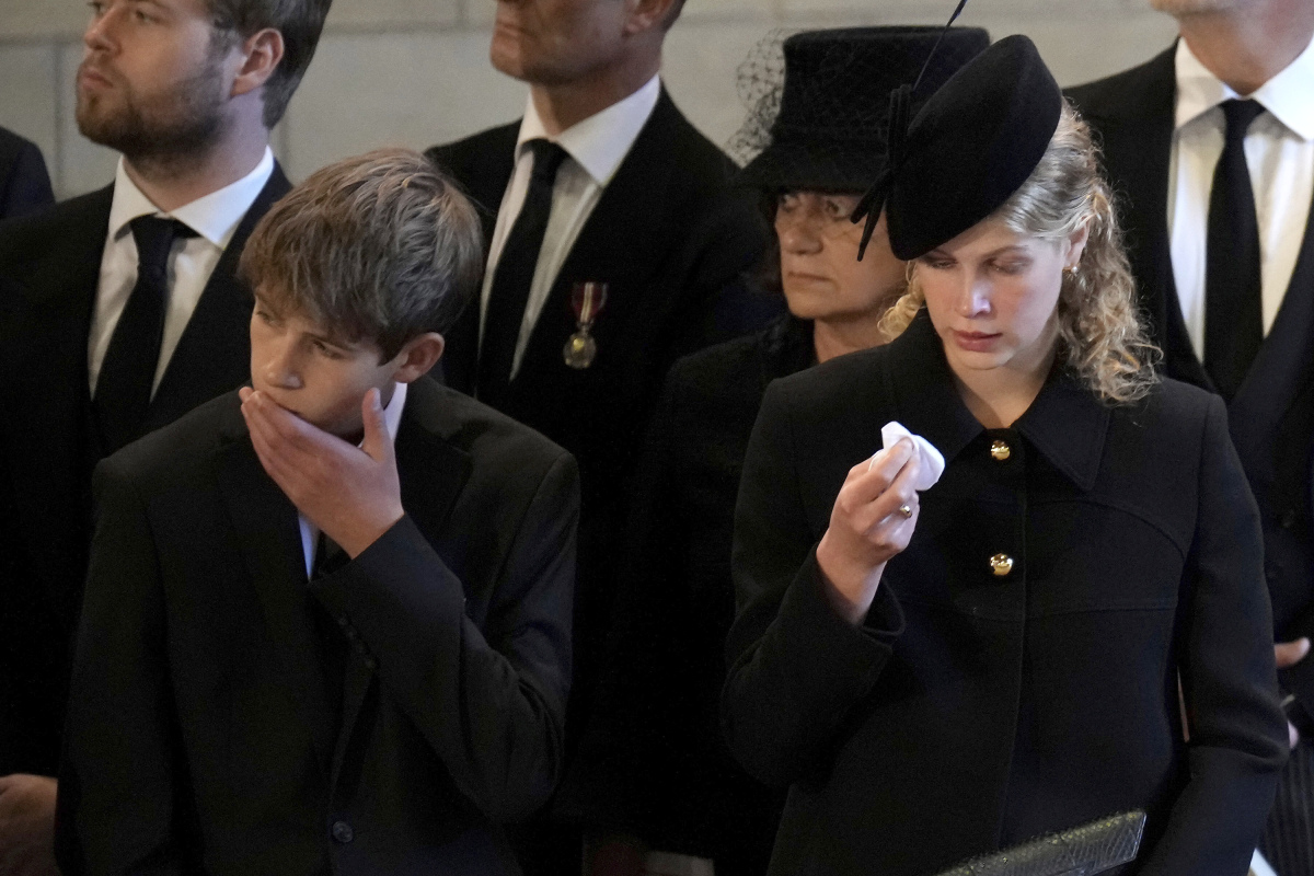 James, Viscount Severn (vľavo) a Lady Louise Windsor