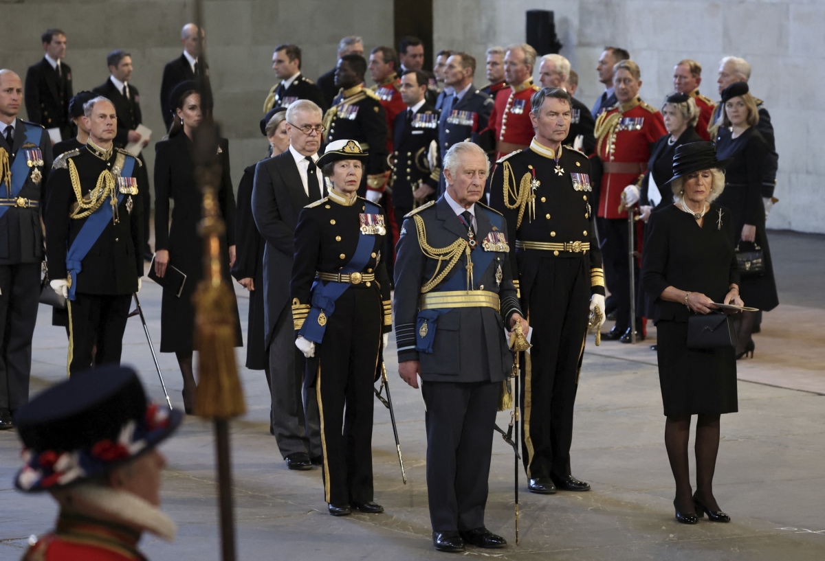 Kráľo Karol III. kráľovná manželka Camilla 