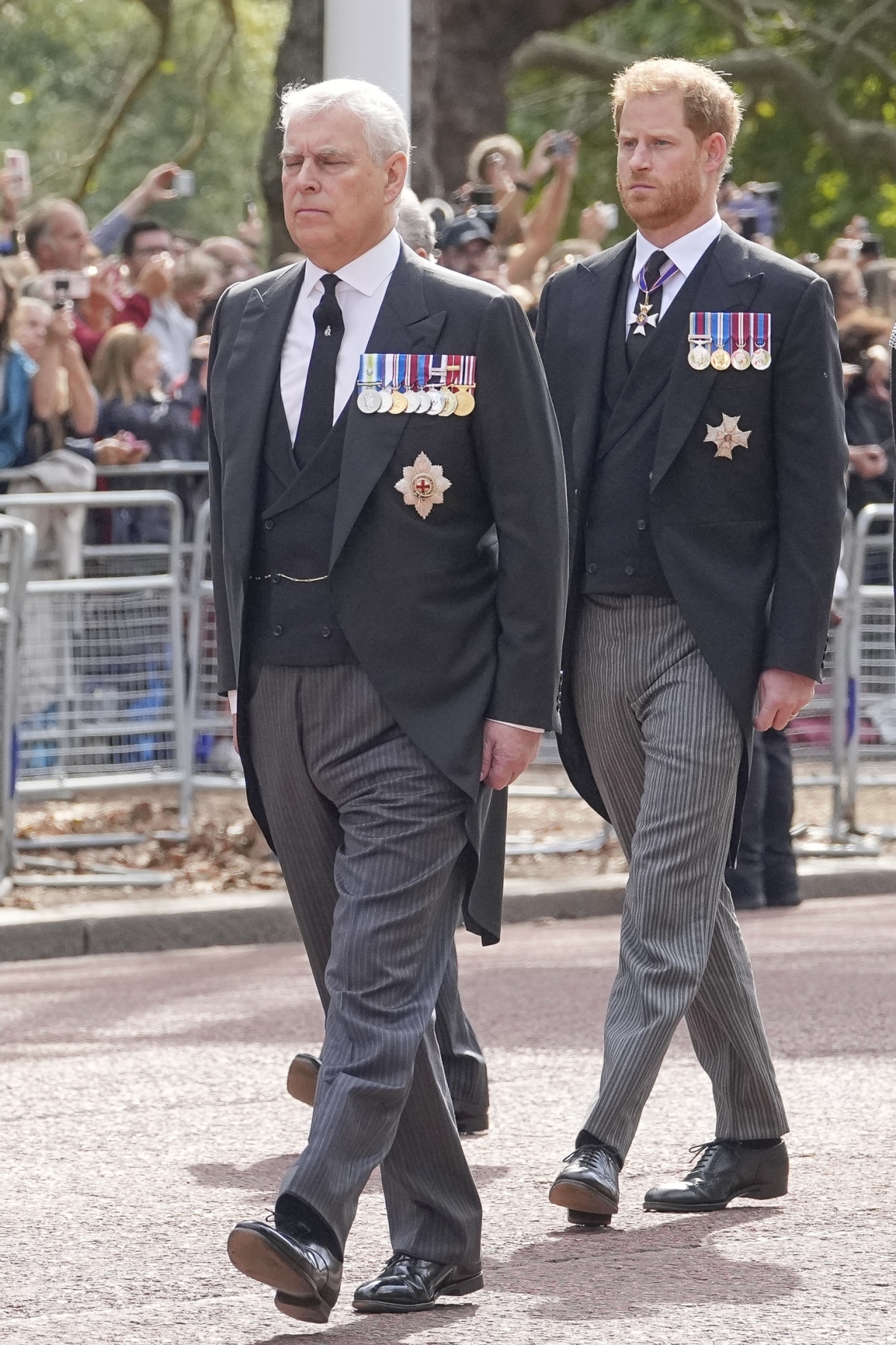 Princ Andrew (v popredí) a princ Harry