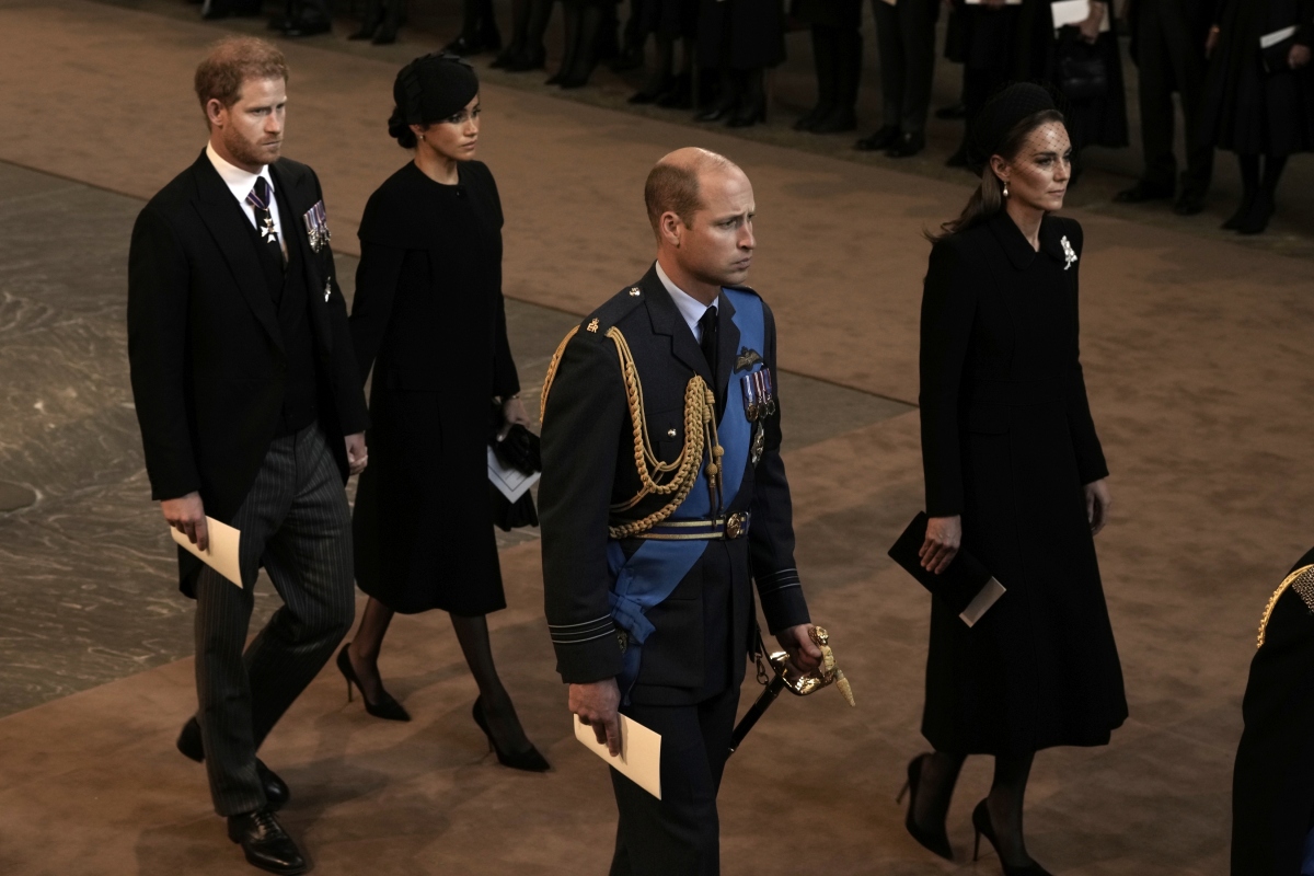 Princ Harry (vľavo) a jeho manželka Meghan