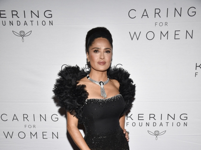 Herečka Salma Hayek Pinault v kreácii Gucci. 