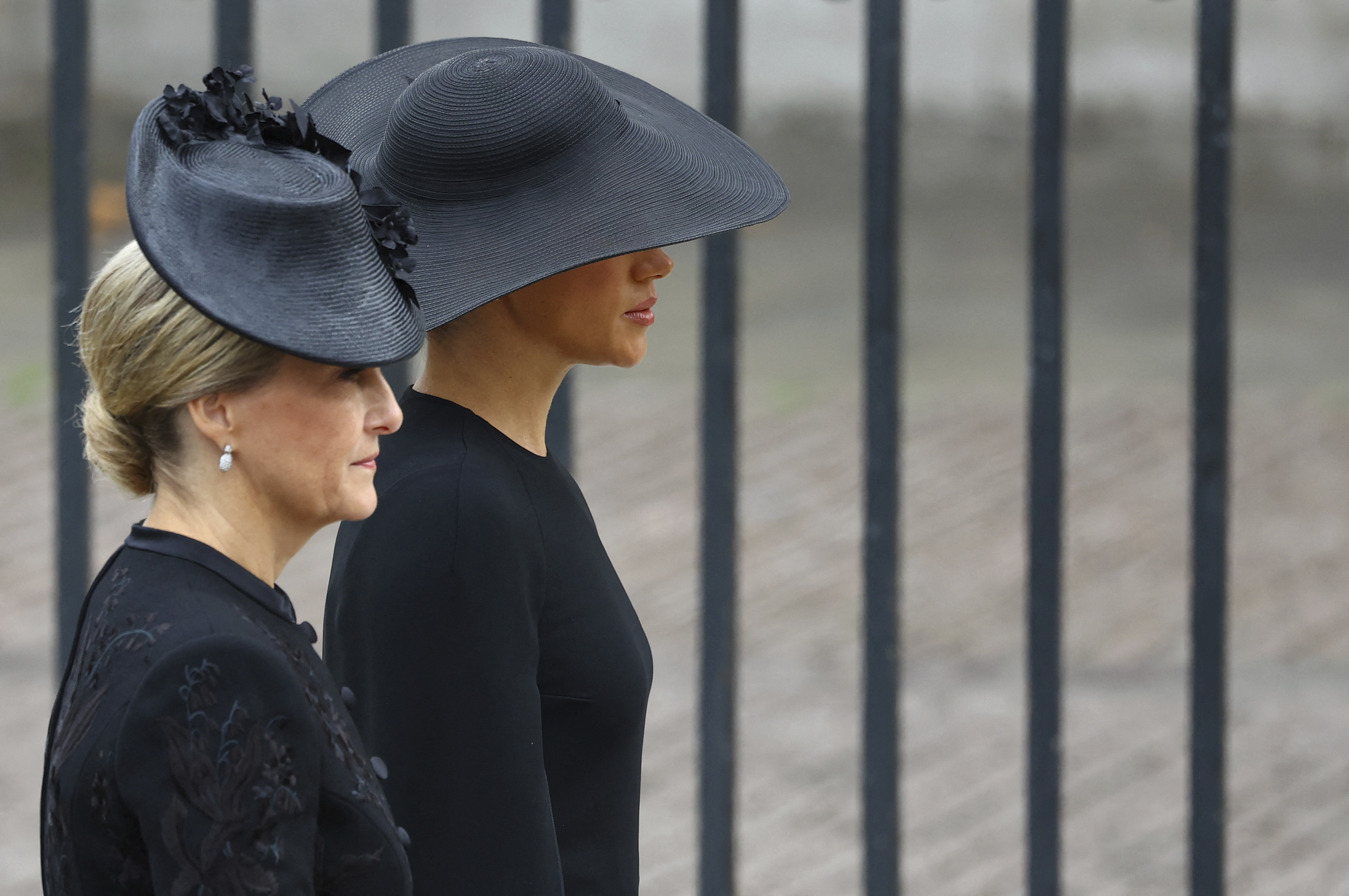 Sophie, grófka z  Wessexu a vojvodkyňa Meghan  vo Westminsterskom opátstve.