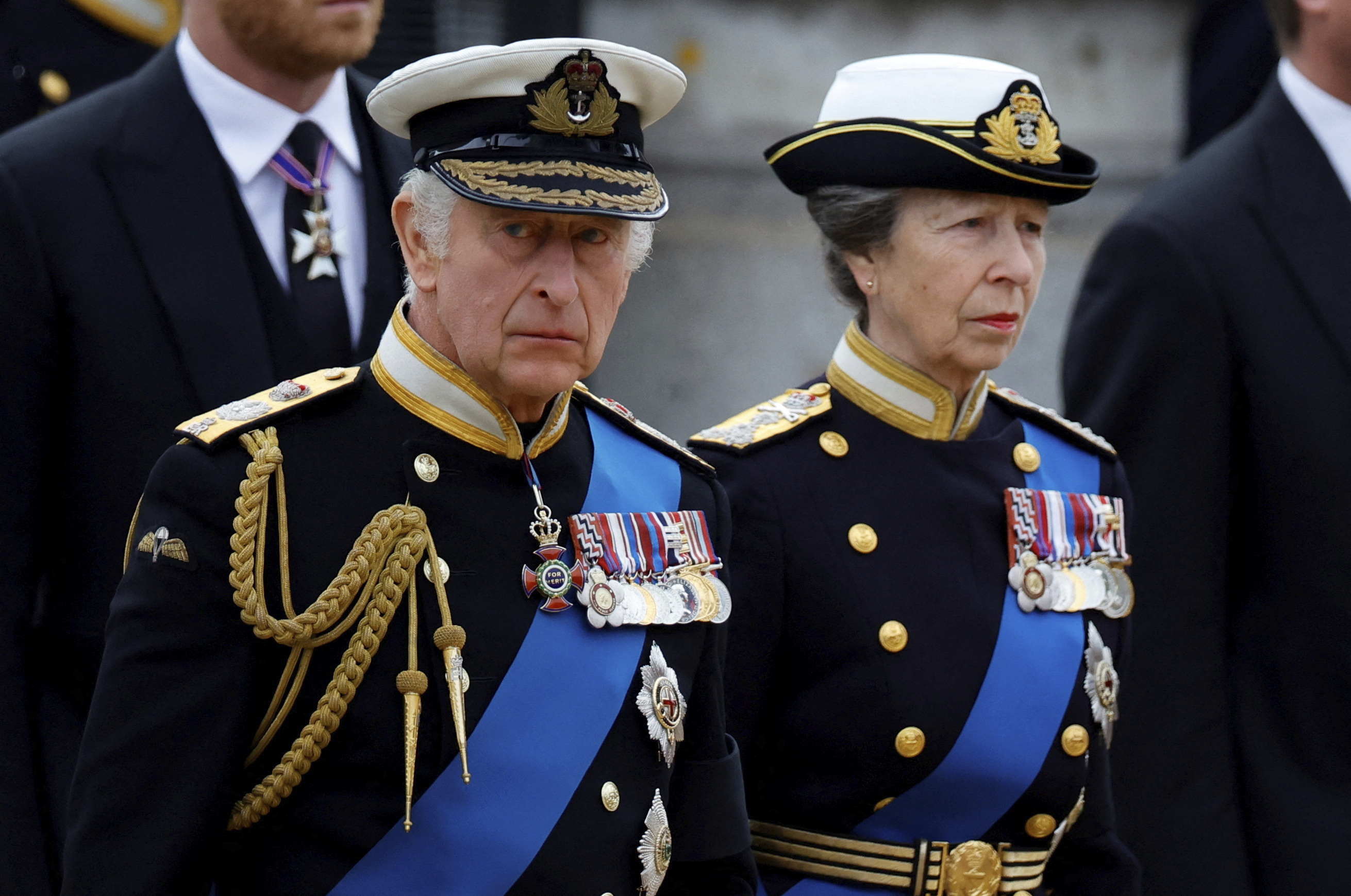 Kráľ Karol III. a princezná Anne prišli do Westministerského opátstva v uniformách so svojimi najvyššími hodnosťami.