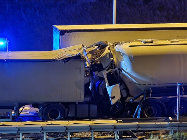 Zdeformovaná kabína kamióna.