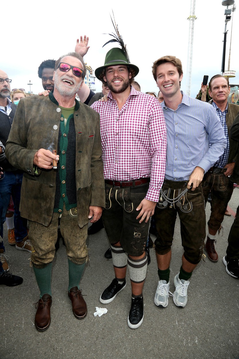 Herec a bývalý guvernér Kalifornie Arnold Schwarzenegger na vštívil mníchovský Oktoberfest spoločne so svojimi synmi - Christopherom (v strede) a Patrickom Schwarzeneggerovcami (vpravo).