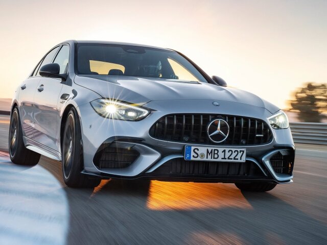 Mercedes-AMG C63 dáva najavo svoje adrenalínové gény obrovskými otvormi v nárazníku, ale aj agresívnou čiernou maskou s vertikálnymi lamelami.
