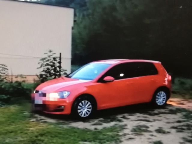 Väčšinou pred Kaveckej domom stojí červený volkswagen.