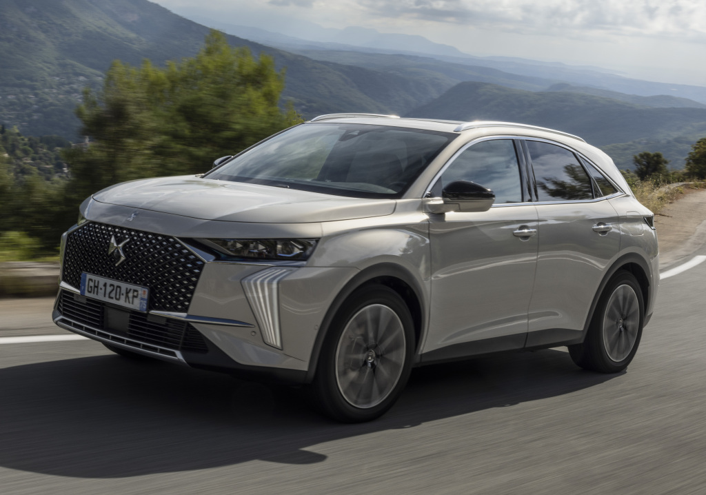 Model DS7 prešiel modernizáciou. V rámci nej mierne zmenil aj meno, z jeho názvu sa totiž stratilo označenie "Crossback".