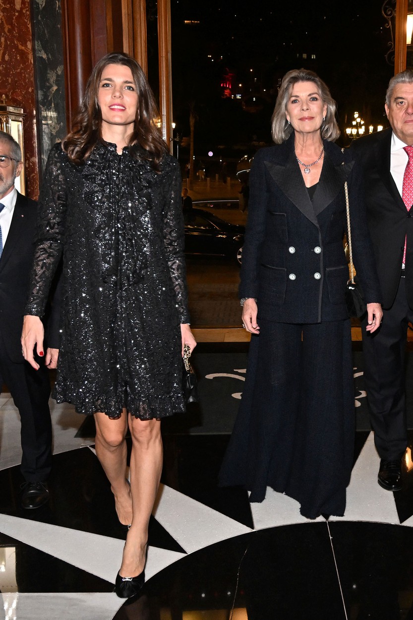 Charlotte Casiraghi (vľavo) a jej mama, princezná Caroline z Hanoveru na slávnostnom podujatí spoločne.