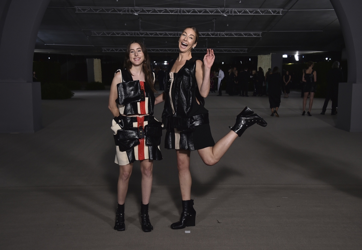 Alana Haim (vľavo) a Este Haim z formácie HAIM 