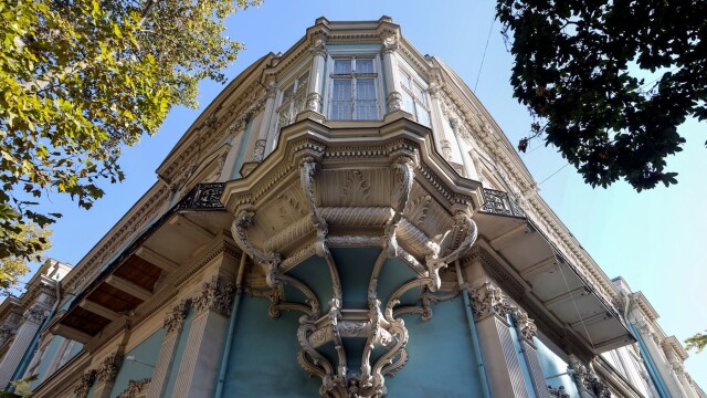 Múzeum západného a východného umenia, známe ako Merchant Abaza alebo palác Abaza, postavené v rokoch 1856-1858 architektom Ludwigom Ottom v ukrajinskom meste Odessa. Je to jedno z najväčších a najvzácnejších múzeí na Ukrajine.