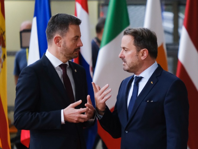 Premiér Eduard Heger s luxemburským predsedom vlády Xavierom Bettelom na schôdzke lídrov EÚ v Bruseli.