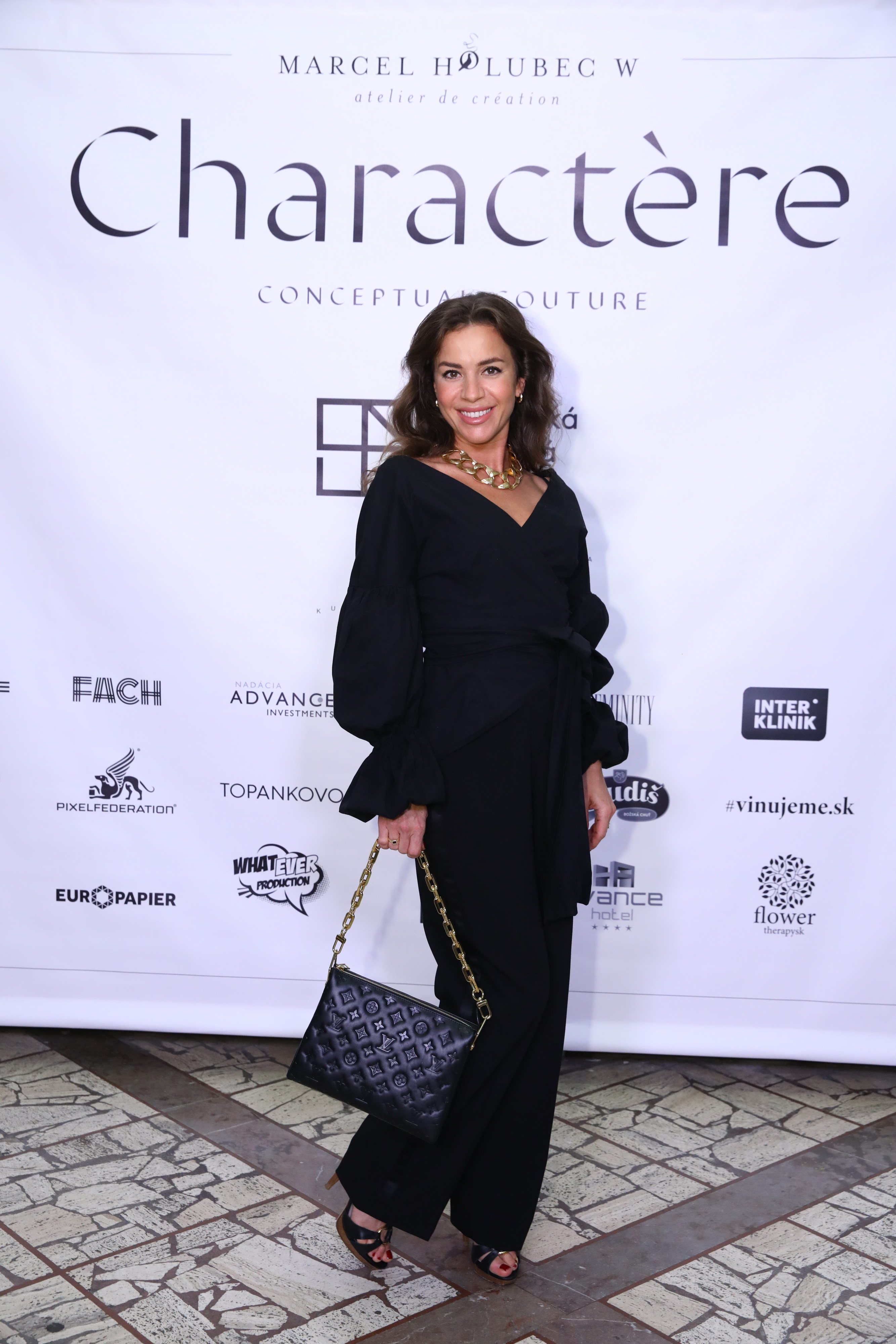 Herečka Lucia Hurajová na prehliadke Marcela Holubca W., ktorá sa konala v bratislavskej Kunsthalle.