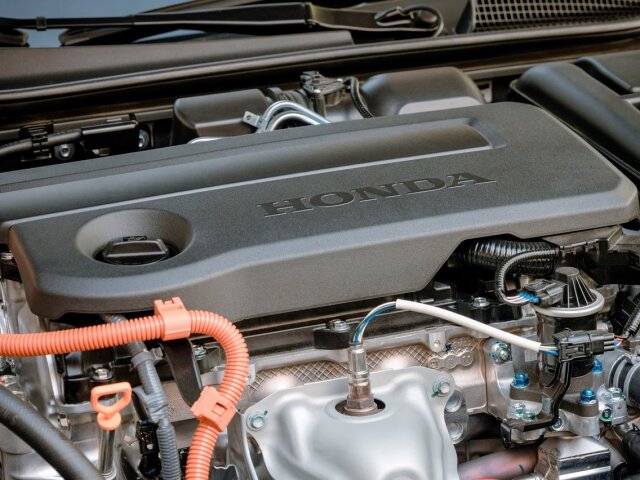 Pod kapotou pracuje štandardná technika hybridného Civicu 2,0 e:HEV s maximálnym výkonom 135 kW.  Aspoň v tomto smere mohla Honda trochu zapracovať. Prelude totiž na ceste vypráši kdejaký elektromobil.
