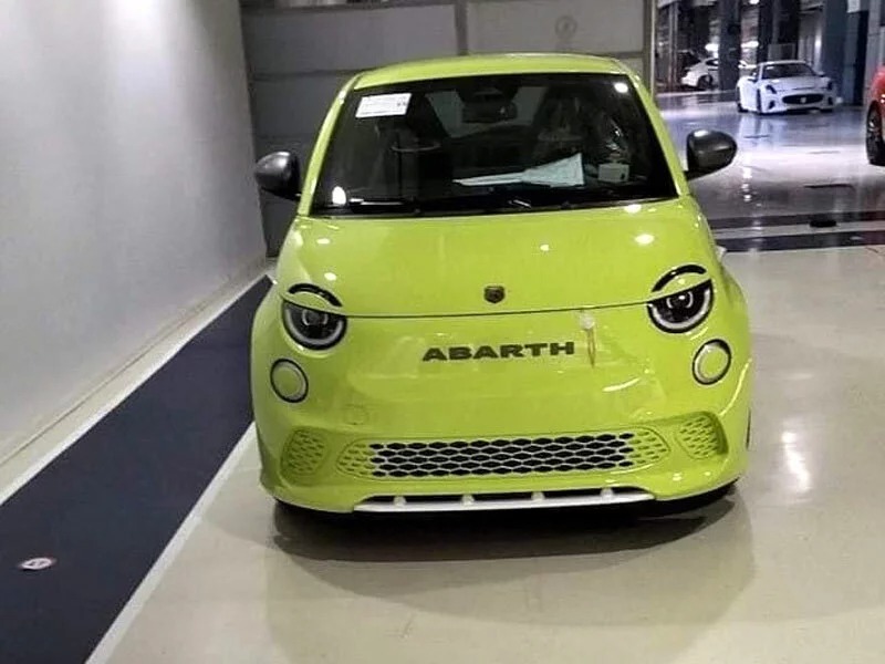 Elektrický Abarth staví na agresívnejší dizajn nárazníkov a vyzývavé sfarbenie. Či to však bude stačiť na prilákanie zákazníkov, uvidíme až budúci rok.