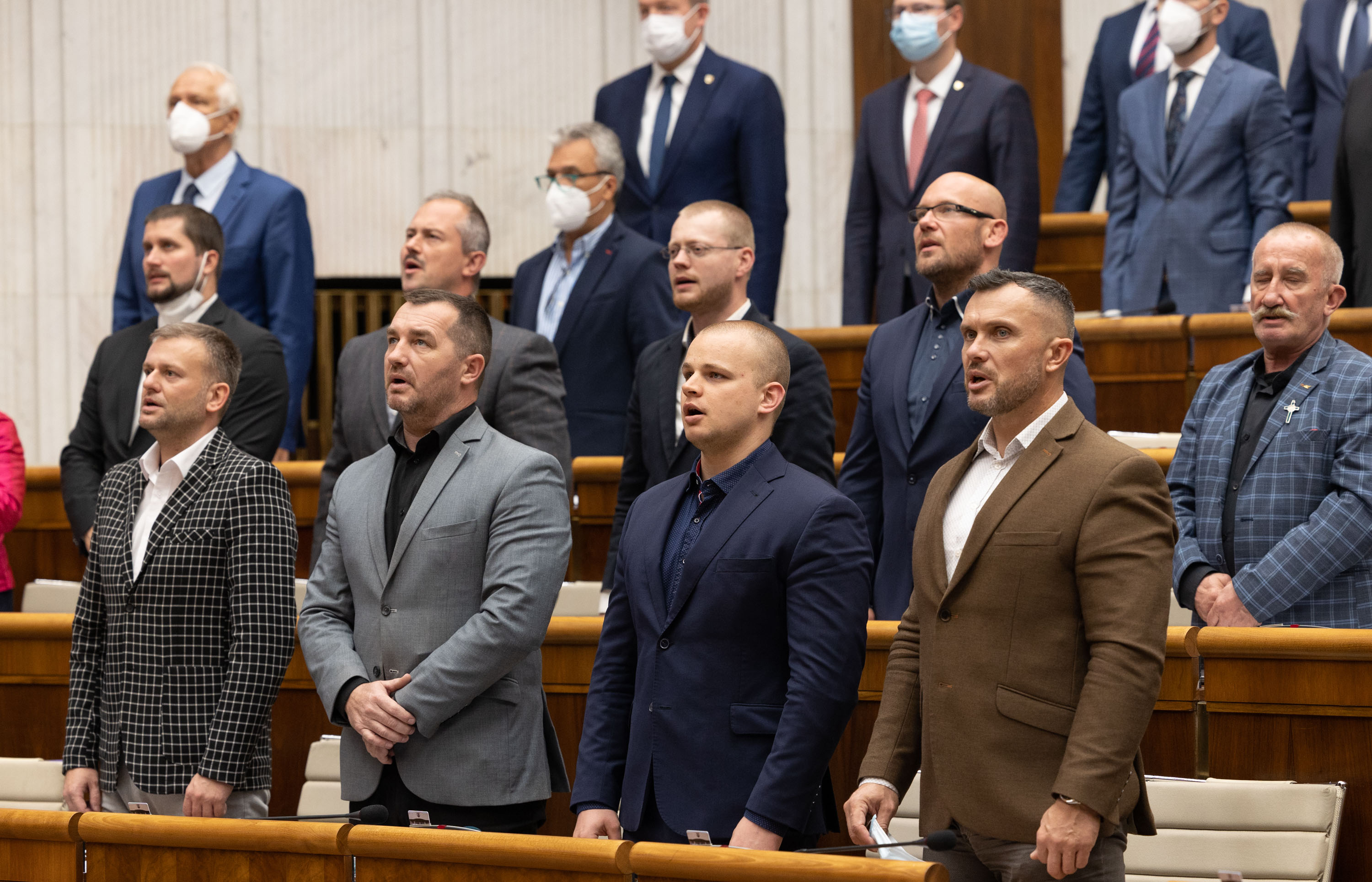 Poslanci za strany ĽSNS a Republika