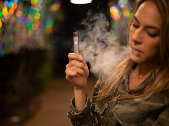 dievča, žena, mladá žena, vapovanie, elektronická cigareta, fajčenie, dym