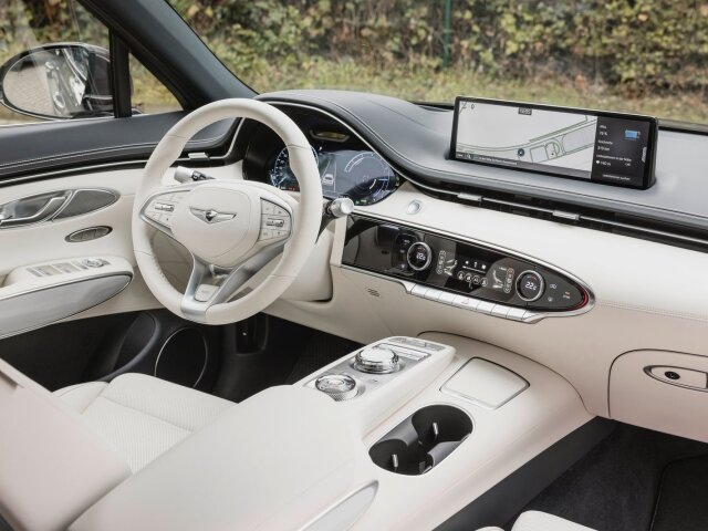 Prémiový interiér GV70 Electrified má grafiku infotainmentu prispôsobenú elektrickému pohonu a využíva viac recyklovaných materiálov. Napríklad textílie z PET fliaš.