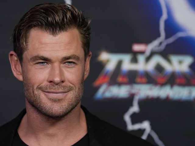 Chris Hemsworth, vyzlečení pred kamerou, nepoužívať inde