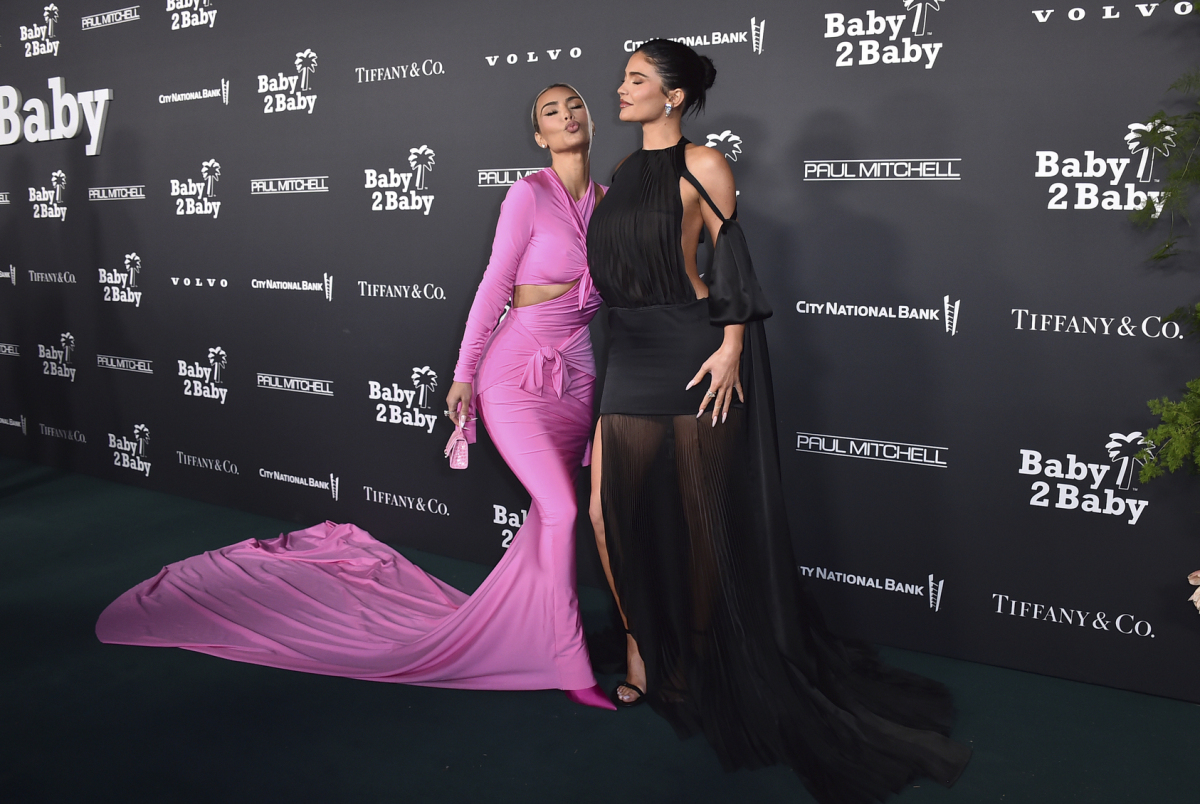 Kim Kardashian (vľavo) a Kylie Jenner